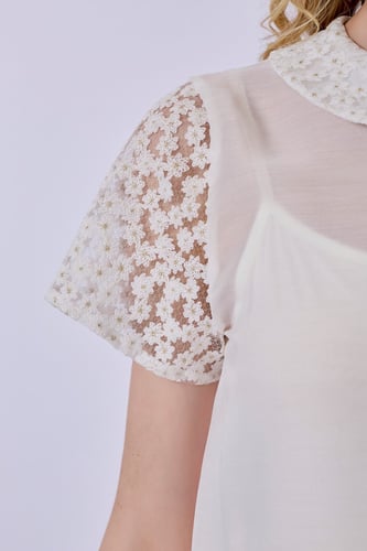 بلوزة اورغنزا مع تول مطرّز كم قصير