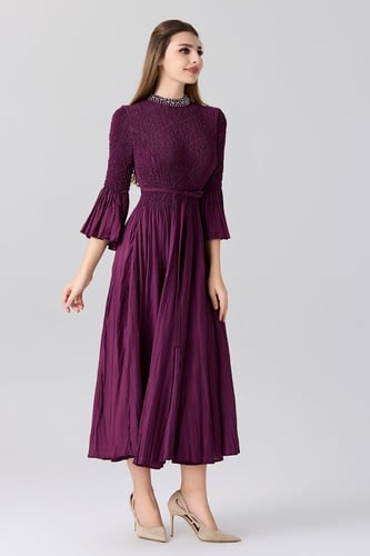 فستان شيفون عنابي بياقة من الؤلؤ