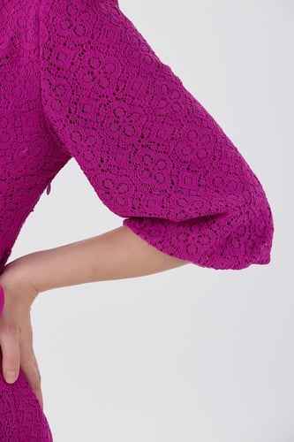 فستان دانتيل مع اكسسوار كريستال