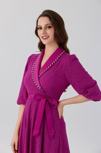 فستان دانتيل مع اكسسوار كريستال