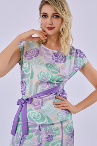 بلوزة ساتين بنقشة الورد البنفسجي