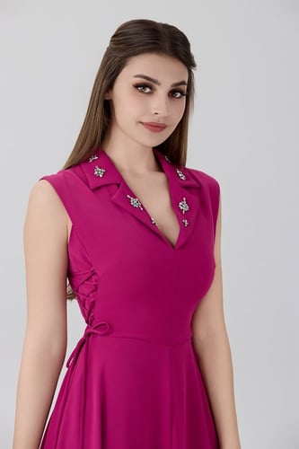 فستان فوشي بياقة مميزة