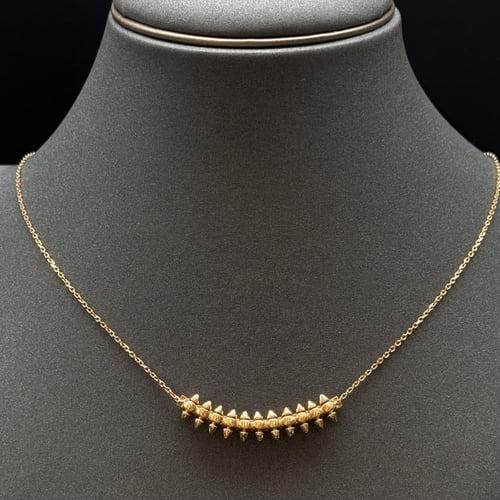 عقد ذهب بتصميم كارتير كلاش