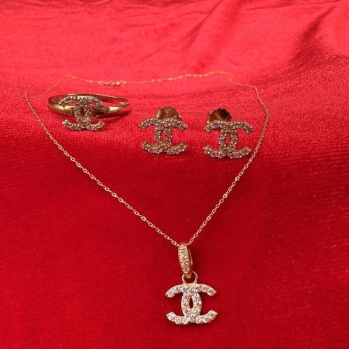 نص طقم ذهب بتصميم الشانيل