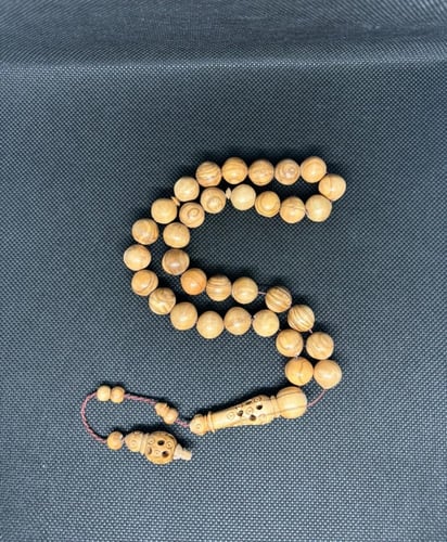 مسباح خشب الزيتون دائري وشاهد منقوش وتمليكة