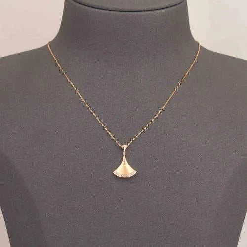 عقد ذهب مثلث ( عيار 21 )
