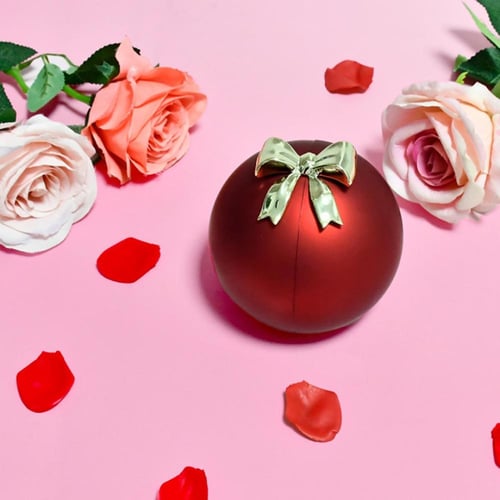 تغليف هدايا ذهب وردة حمراء