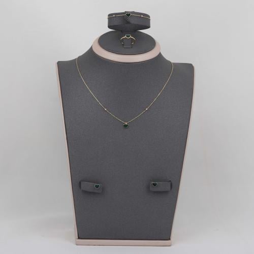 طقم ذهب قلب اخضر ( عيار 18 )
