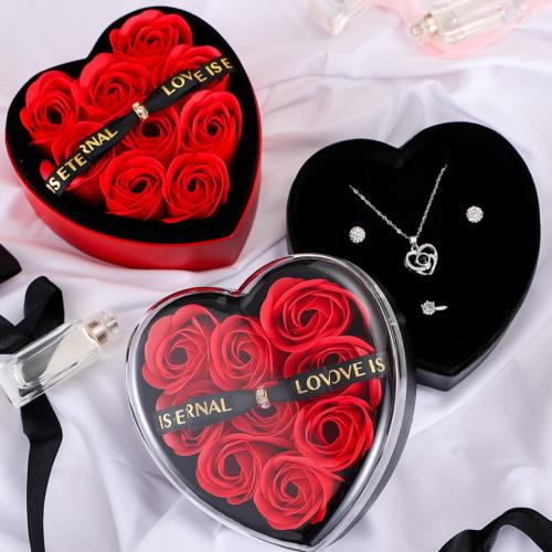 تغليف هدايا قلب الورد الفاخر