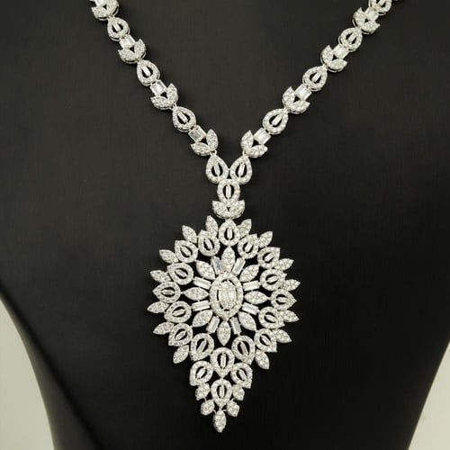 عقد ذهب أبيض دقة الألماس (عيار 18)