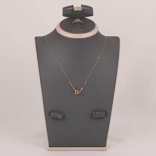 طقم ذهب القلبين المتشابكة ( عيار 18 )