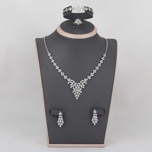 طقم ذهب أبيض مثلث (عيار 18)