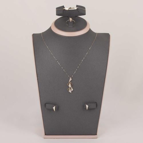 طقم ذهب المثلثات ( عيار 18 )