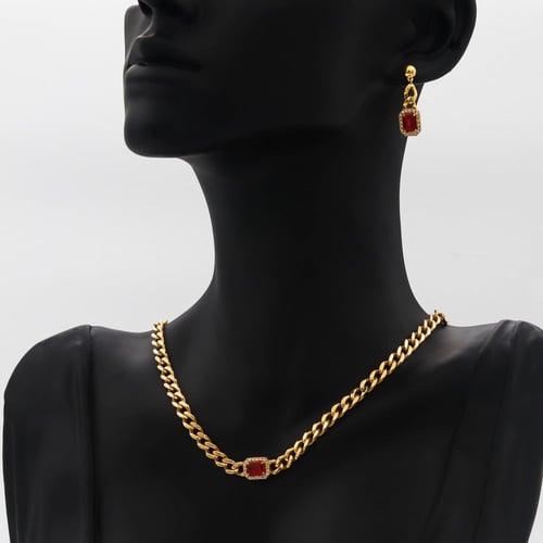 طقم ذهب جنزير بفص زيركون أحمر ( عيار 18)