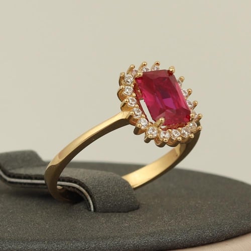 طقم ذهب بالفصوص الحمراء ( عيار 18 )