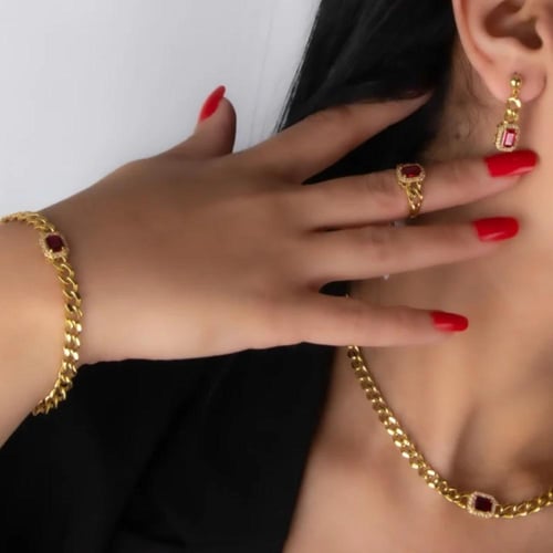 طقم ذهب جنزير بفص زيركون أحمر ( عيار 18)