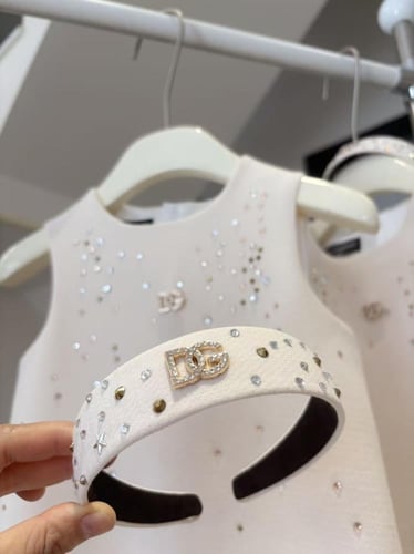 طقم DG فستان مع اكسسوار الشعر فاخر مزين بالكريستال