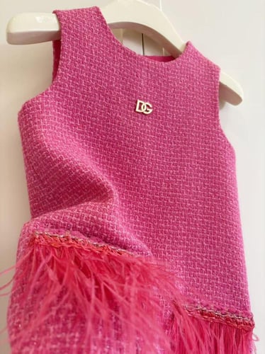 فستان DG المميز بنقشة نسيجية مع الطوق