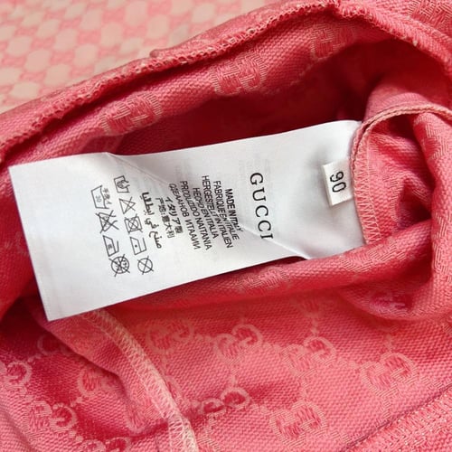 فستان قوتشي وردي بنقشة كلاسيكية