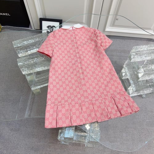 فستان قوتشي وردي بنقشة كلاسيكية