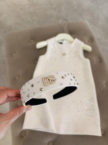 طقم DG فستان مع اكسسوار الشعر فاخر مزين بالكريستال