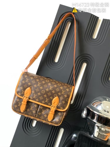 Louis Vuitton Monogram Canvas Messenger Bag