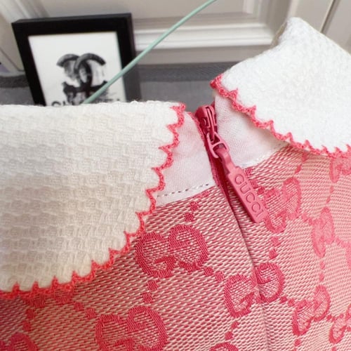 فستان قوتشي وردي بنقشة كلاسيكية