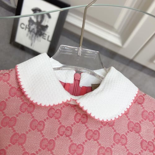 فستان قوتشي وردي بنقشة كلاسيكية