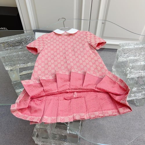 فستان قوتشي وردي بنقشة كلاسيكية