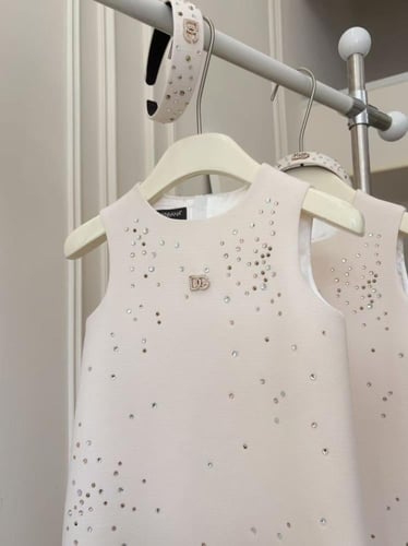 طقم DG فستان مع اكسسوار الشعر فاخر مزين بالكريستال