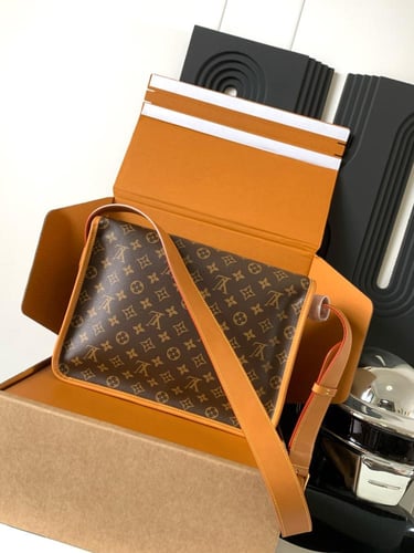 Louis Vuitton Monogram Canvas Messenger Bag