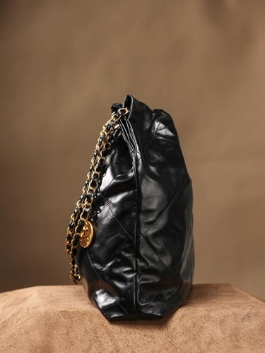 CHANEL 22 HANDBAG - Calfskin