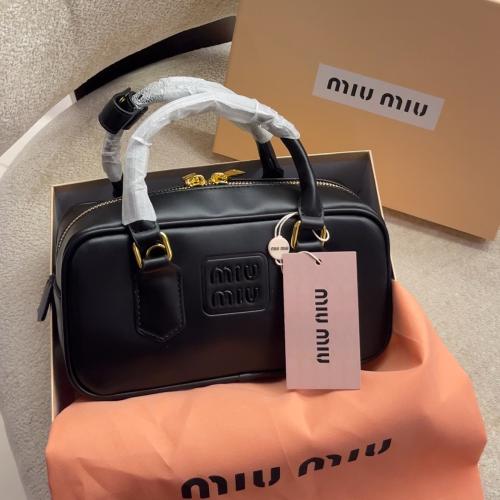 ميو ميو جلد لون اسود