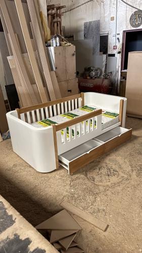 سرير اطفال مقاس الطول 190 عرض90 مقاس داخلي مع ادرا...