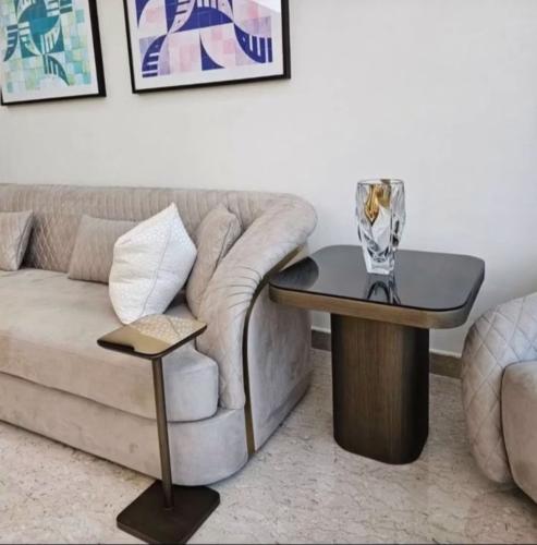 طاوله زوايا خشب بسطح قزاز