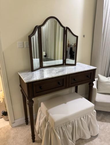 تسريحه مع المرايه والكرسي بتصميم روماني