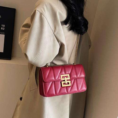 شنطة نسائية باللون الاحمر