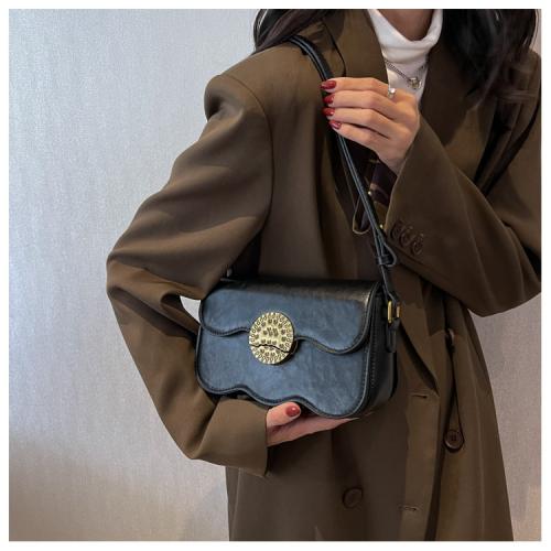 شنطة نسائية باللون الاسود