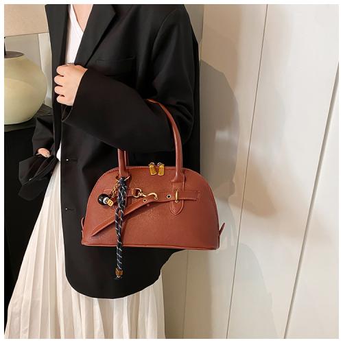 شنطة نسائية باللون البني الفاتح