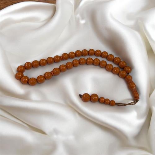 سبحة من الخرز باللون البني الفاتح