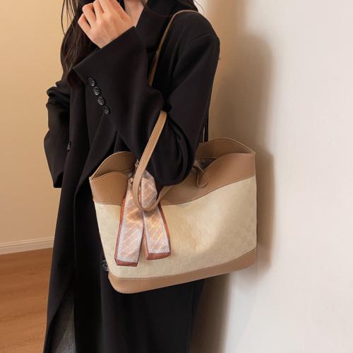 شنطة نسائية باللون الابيض و البيج