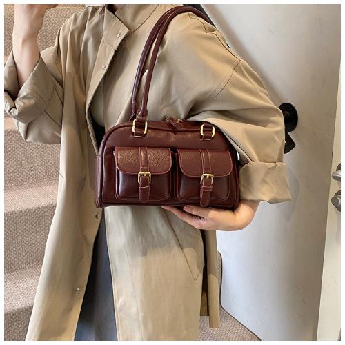 شنطة نسائية باللون الاحمر