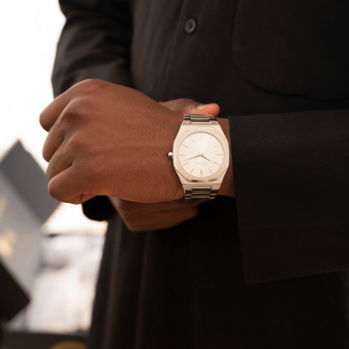 ساعة رجالية من الاستيل باللون الفضي الفاخر