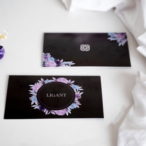 كارت هدايا أسود مع زهور البنفسج الفاخرة