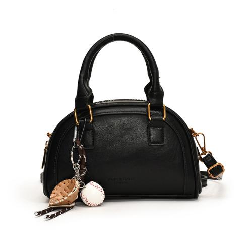 شنطة نسائية باللون الاسود