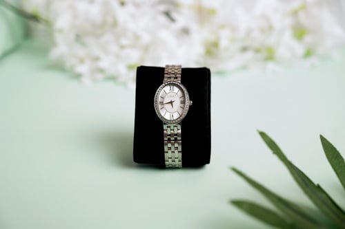 ساعة نسائية من الاستيل باللون الفضي