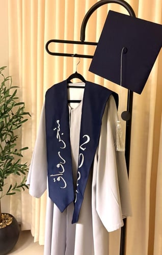 عباية تخرج رمادي وشاح كحلي غامق