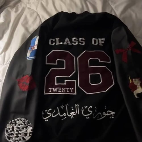 جاكيت اسود واكمام رمادي جلد