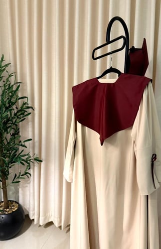 عباية تخرج بيج مع برغندي رواق