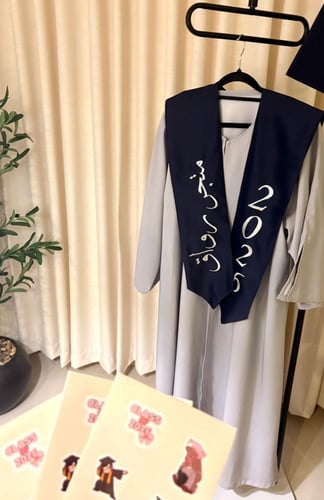 عباية تخرج رمادي وشاح كحلي غامق